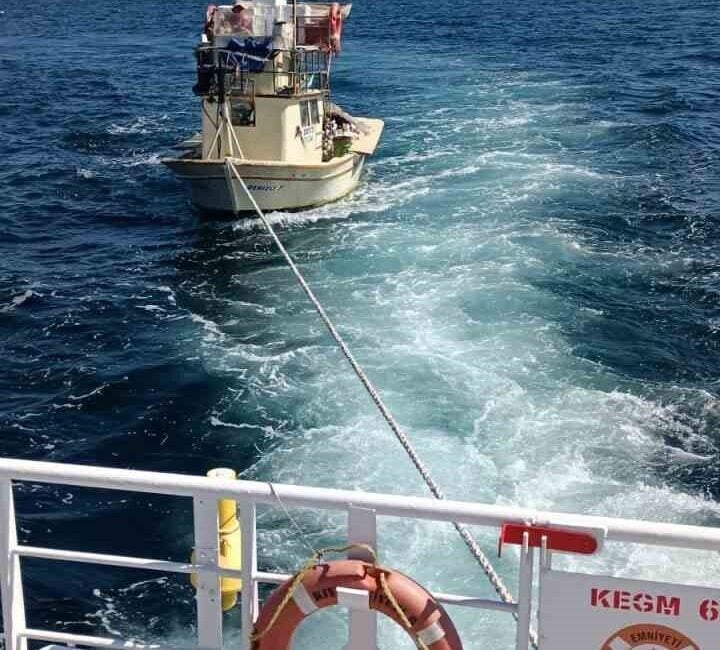 Çanakkale Boğazı'nda makine arızası nedeniyle sürüklenen 7 metrelik tekne, Kıyı