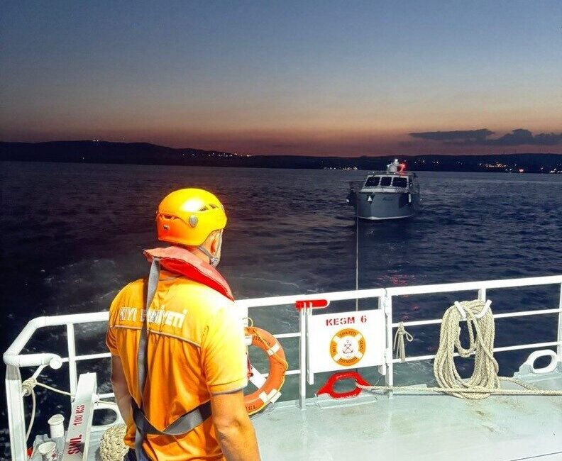 Çanakkale Boğazı’nda sürüklenen ve içinde 6 kişi bulunan tekne, kaptanın