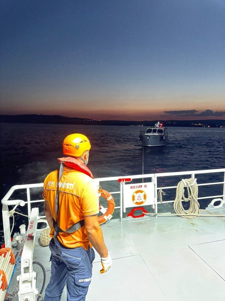 Çanakkale Boğazı’nda sürüklenen ve içinde 6 kişi bulunan tekne, kaptanın