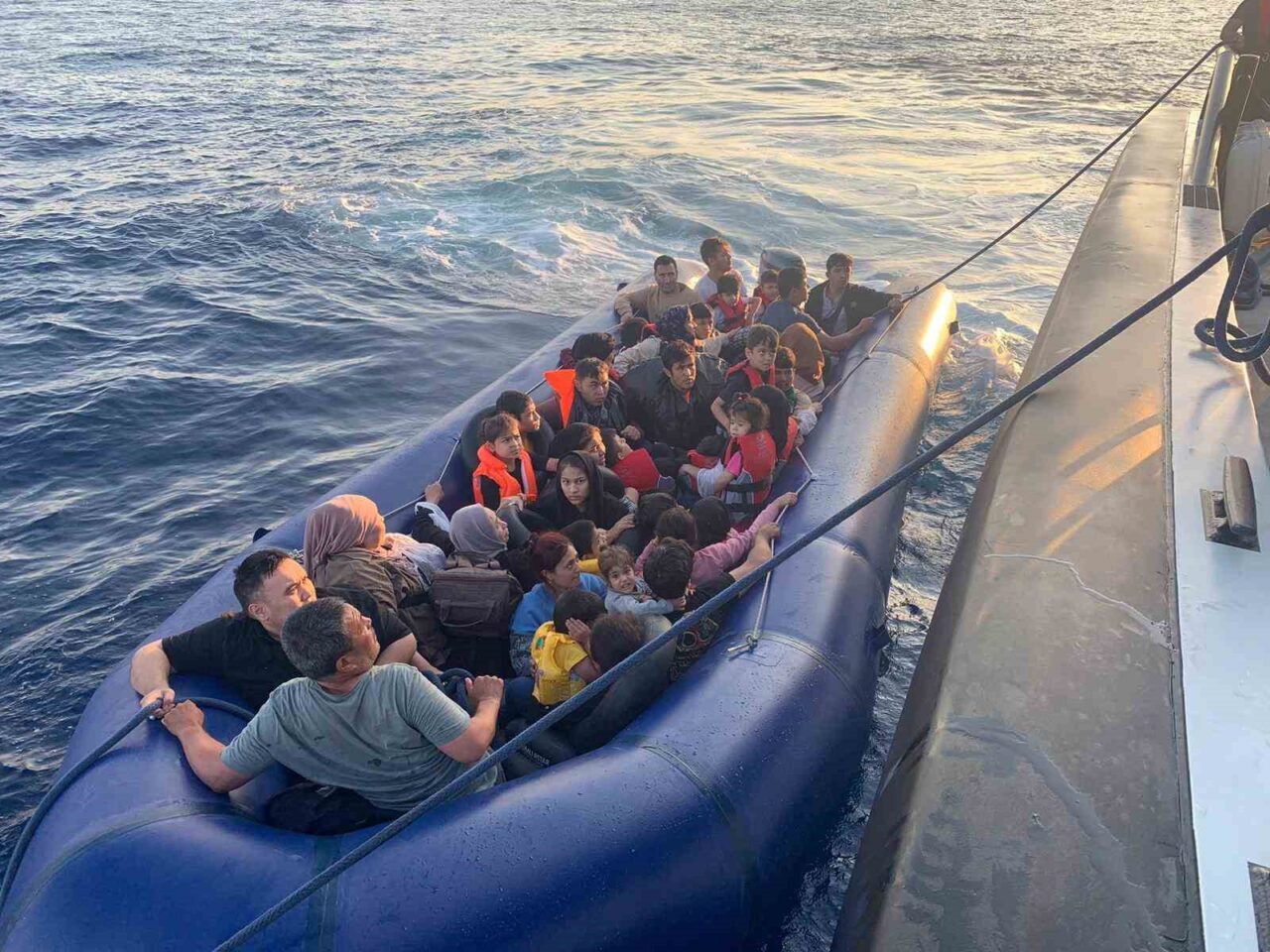 Çanakkale'nin Ayvacık ilçesi açıklarında Sahil Güvenlik ekipleri, Afganistan uyruklu 20