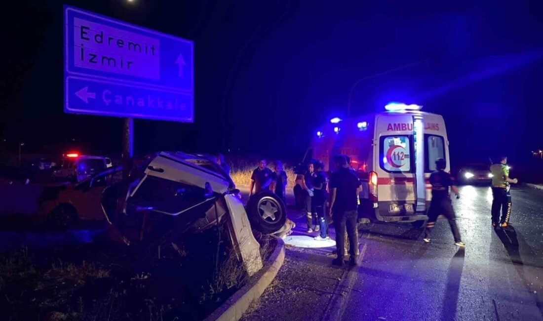 Çanakkale'nin Ayvacık ilçesindeki Assos Kavşağı'nda gece saatlerinde meydana gelen trafik