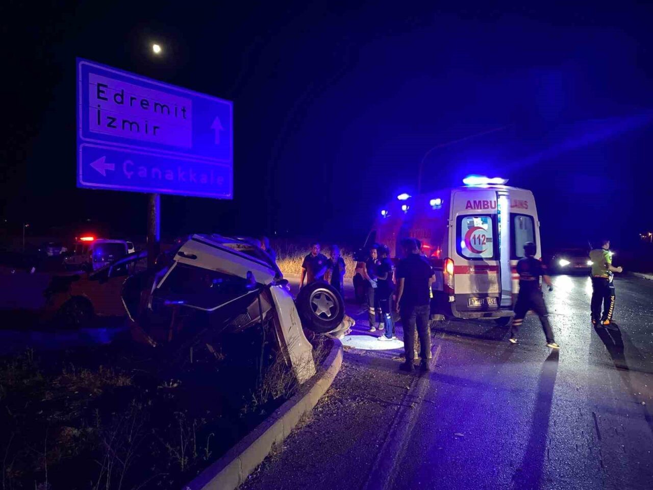 Çanakkale'nin Ayvacık ilçesindeki Assos Kavşağı'nda gece saatlerinde meydana gelen trafik