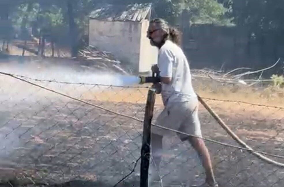 Çanakkale'nin Bayramiç ilçesi Tongurlu köyünde bir evin bahçesinde çıkan yangın,