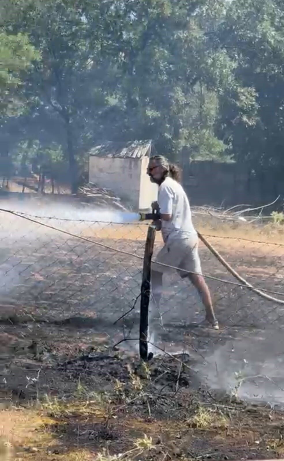 Çanakkale'nin Bayramiç ilçesi Tongurlu köyünde bir evin bahçesinde çıkan yangın,
