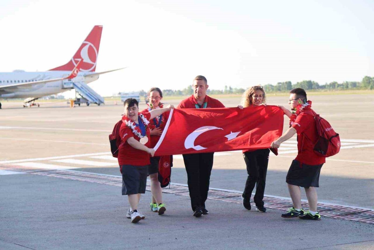 Samsun'un Canik ilçesinden milli takıma seçilen sporcular Ali Topaloğlu, Salihcan