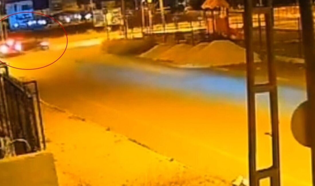 Hatay'ın Arsuz ilçesinde Uğur Mumcu Caddesi'nde iki otomobilin çarpışması sonucu