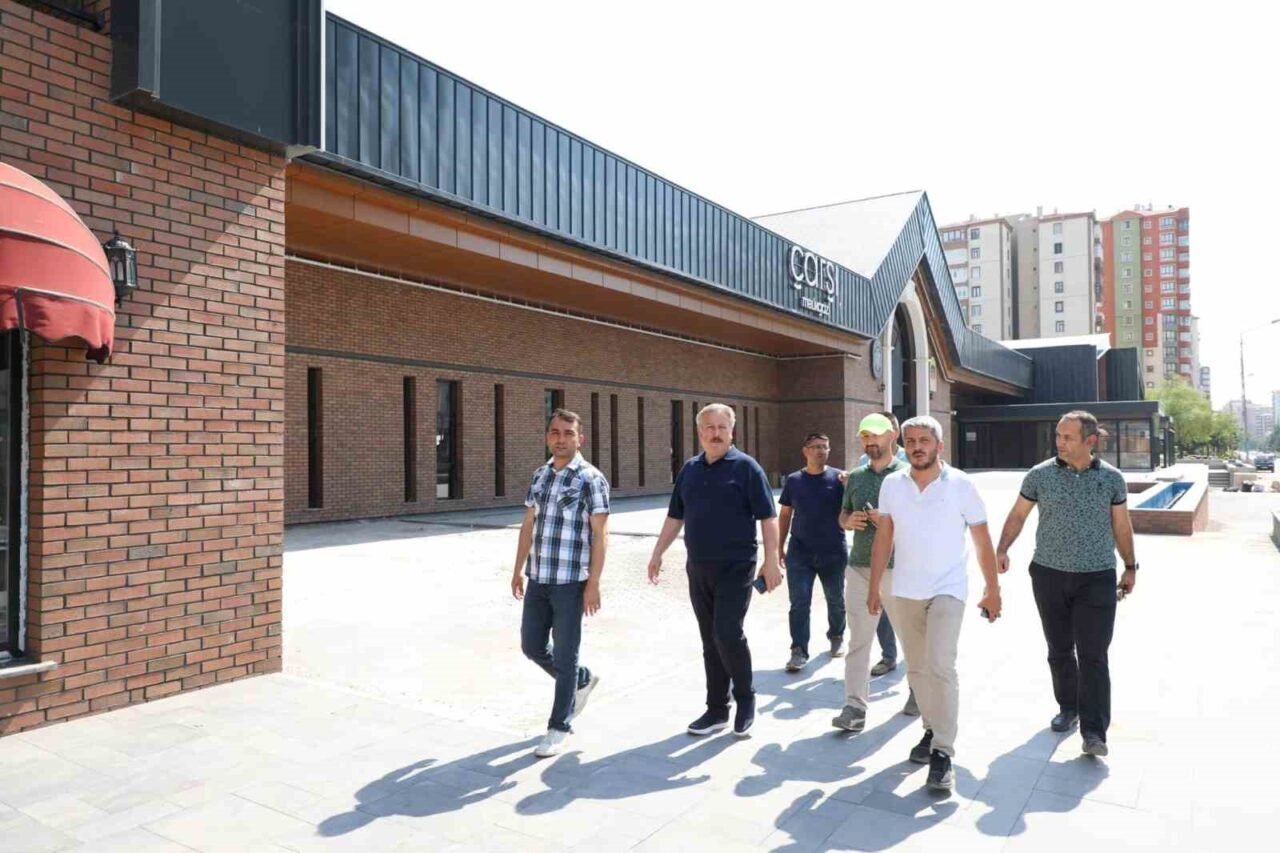 Melikgazi'nin yeni projesi Çarşı Melikgazi’de, asfalt ve peyzaj çalışmaları tamamlandı.