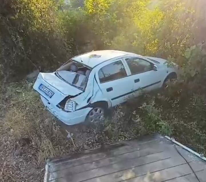 Zonguldak’ın Çaycuma ilçesinde, Ö.Ç. (46) yönetimindeki otomobil, dikkatsizlik sonucu yoldan