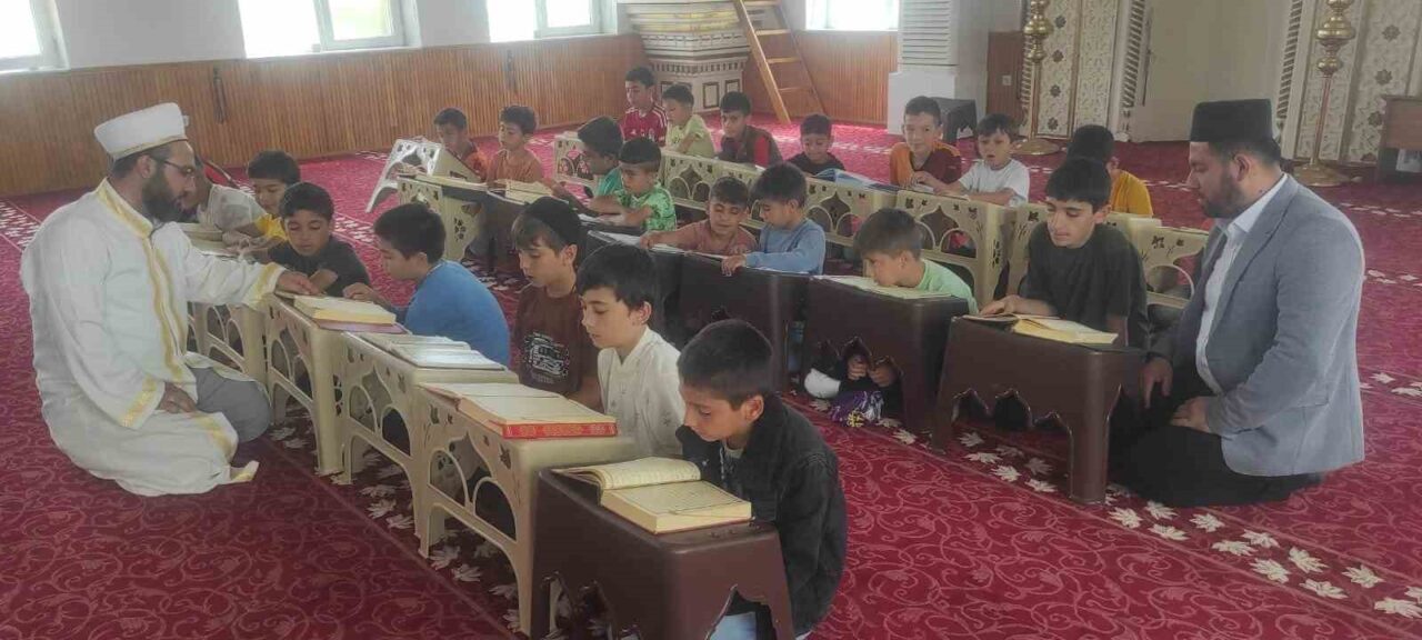 Yozgat'ın Çekerek ilçesinde, Beyazıt Camii'nde düzenlenen yaz Kuran kursu, 7-22