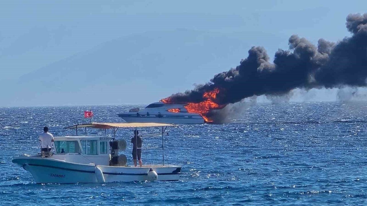 İzmir’in Çeşme ilçesindeki Dalyan Marina’da demirli "Seanymph" adlı tekne, sabah