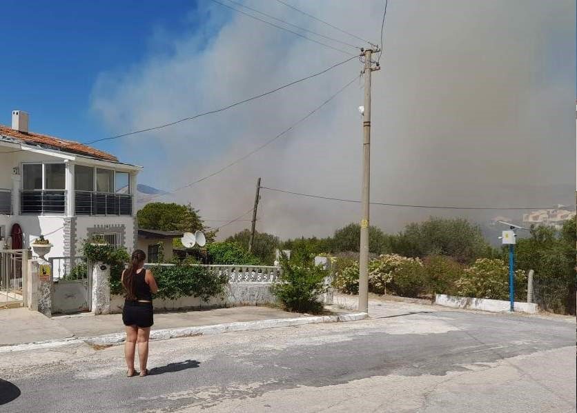 İzmir'in Çeşme ilçesinde öğleden sonra başlayan yangın, rüzgarın etkisiyle büyüdü.