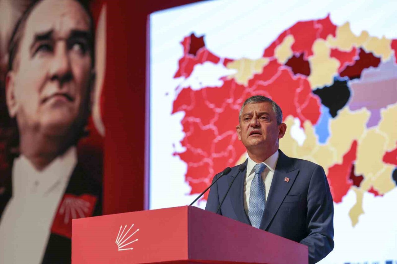 CHP Genel Başkanı Özgür Özel, İstanbul'da düzenlenen "100 Karası" programında,