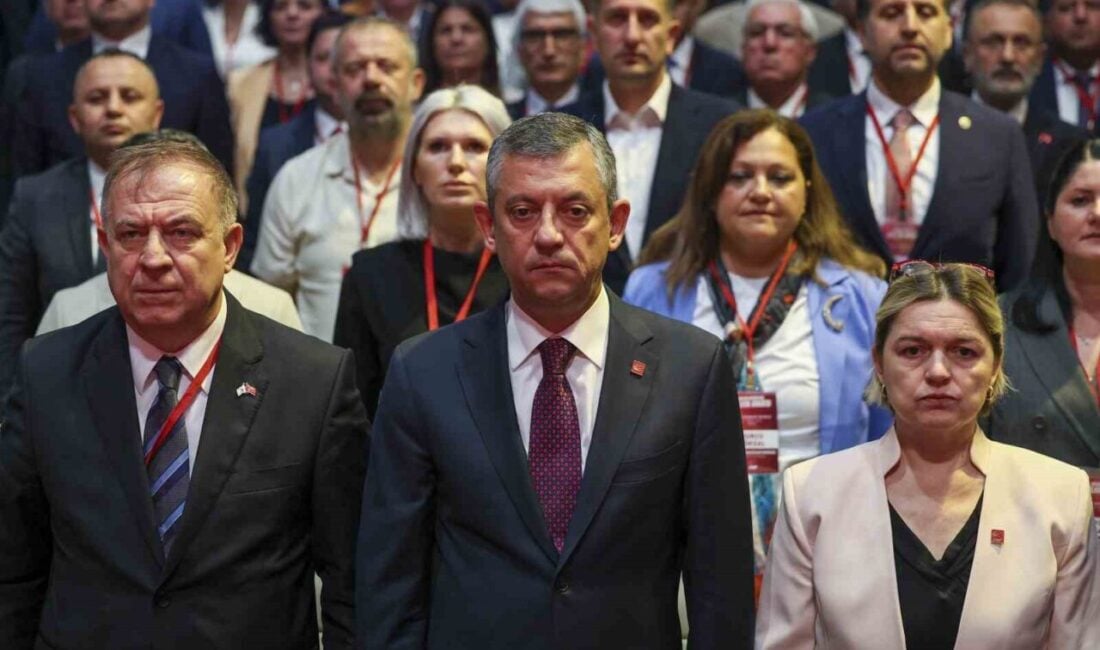 CHP Genel Başkanı Özgür Özel, parti genel merkezinde belediye başkanlarıyla
