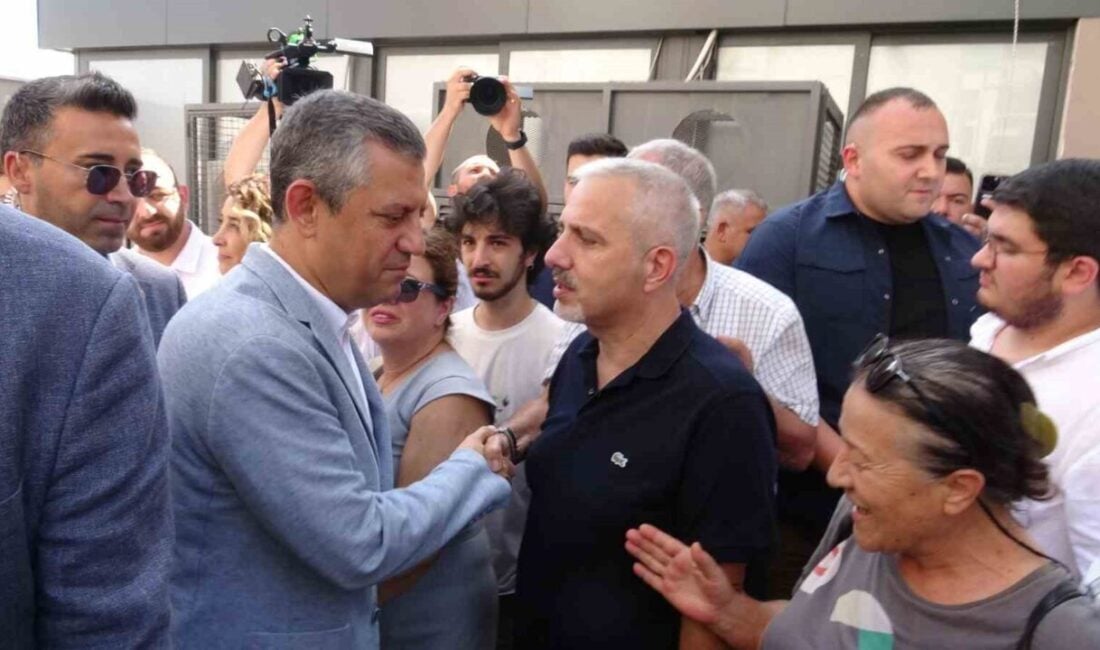 CHP Genel Başkanı Özgür Özel, Antalya'daki temaslarına İl Başkanlığı ziyaretiyle