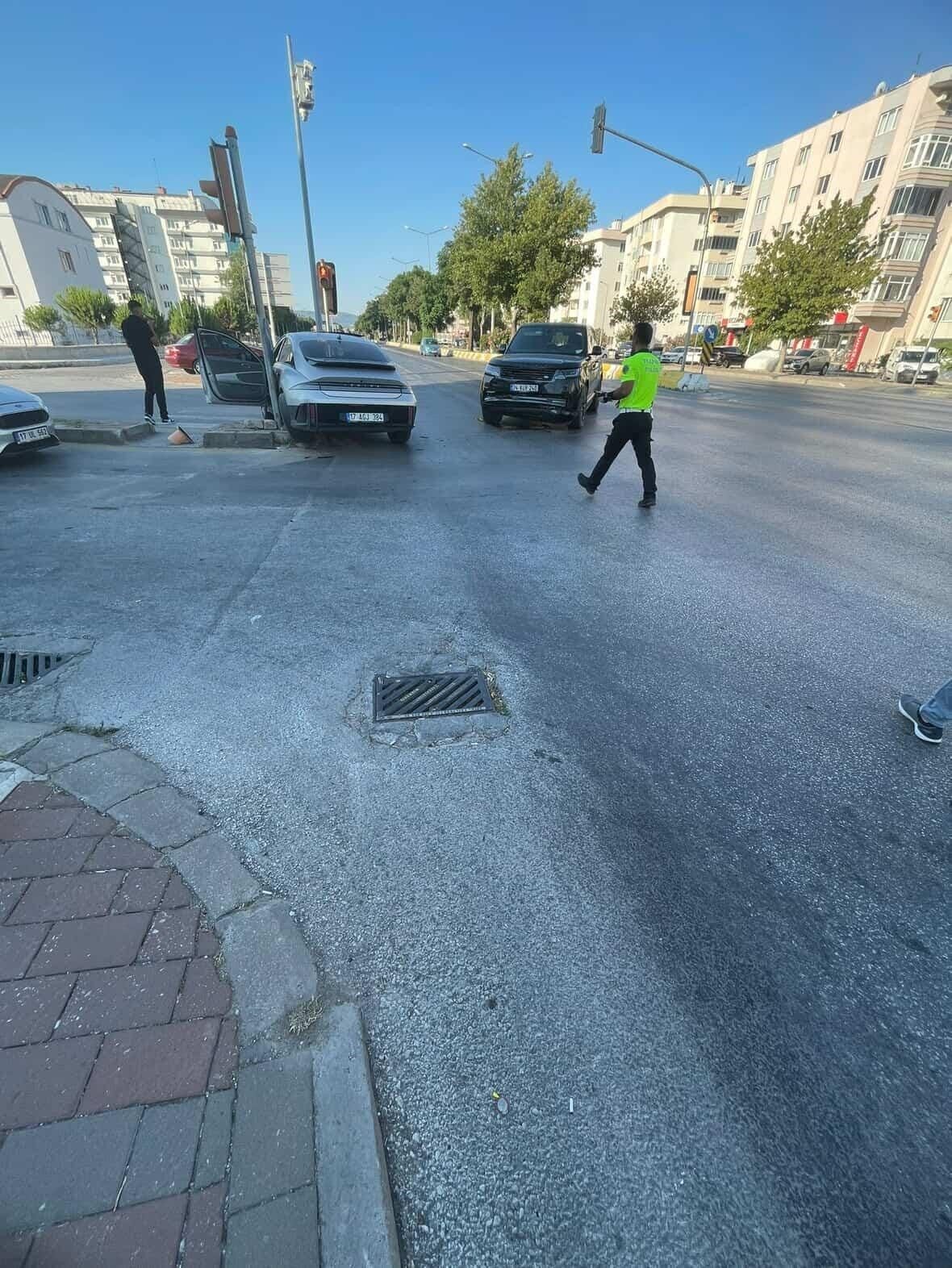 Çanakkale'de CHP İstanbul Milletvekili Gamze Akkuş İlgezdi'nin bulunduğu otomobil, Troya