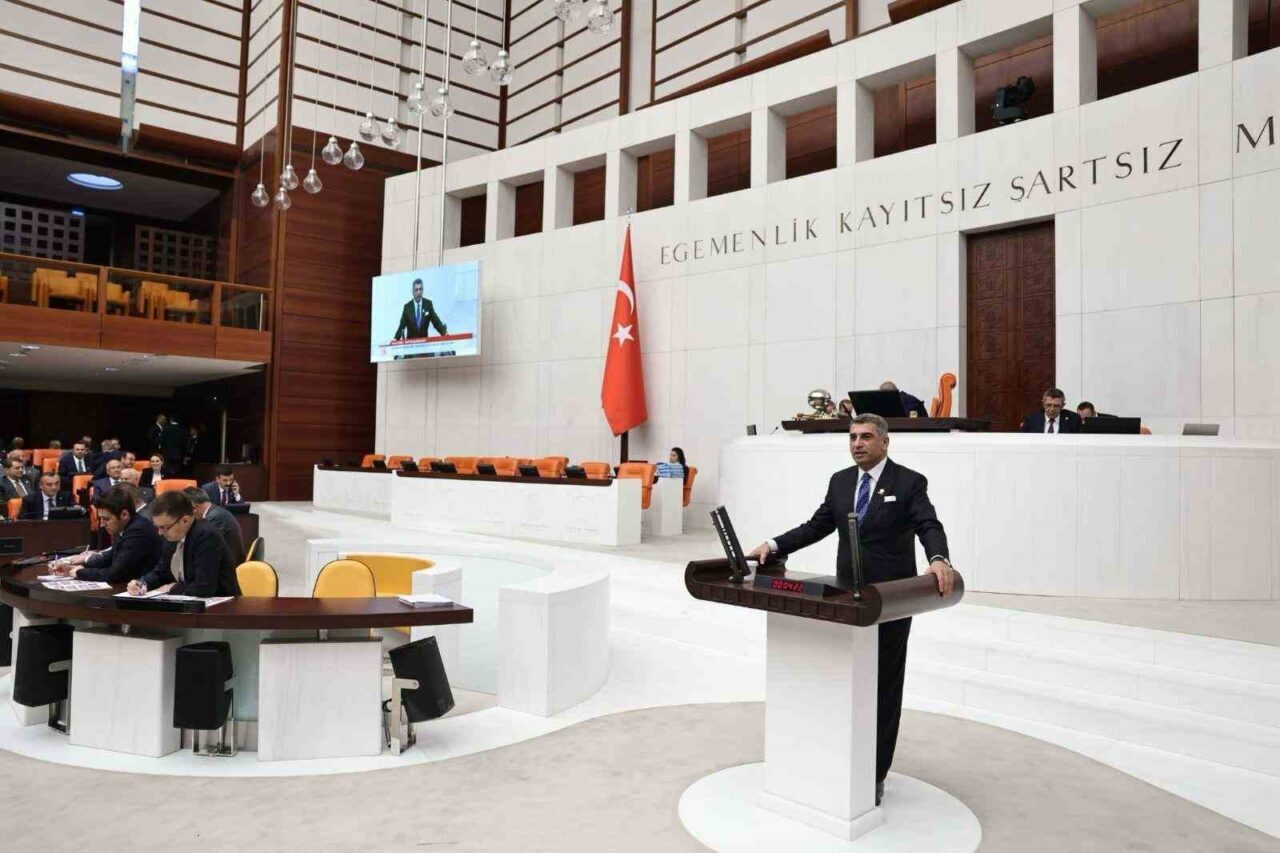 CHP Elazığ Milletvekili Gürsel Erol, TBMM Genel Kurulu'nda Leman dergisinin