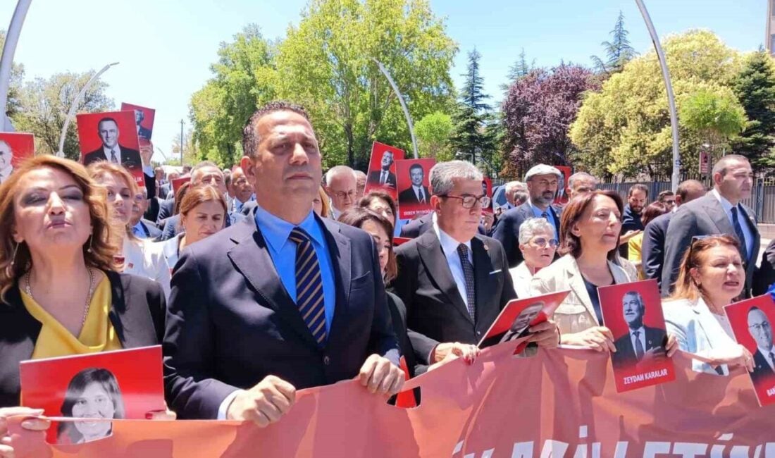 Cumhuriyet Halk Partisi (CHP) Grup Başkanvekilleri Gökhan Günaydın ve Ali