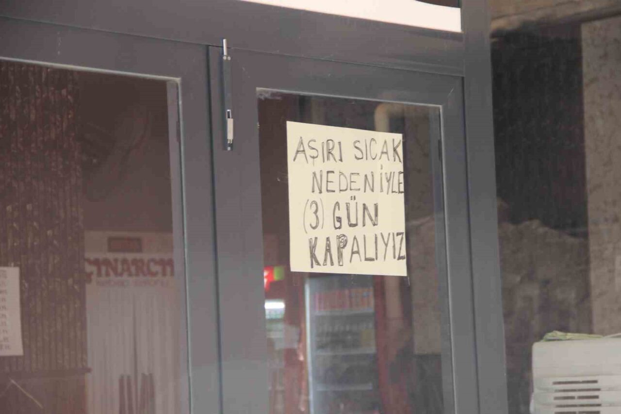 Şırnak'ın Cizre ilçesinde 49 dereceyi aşan aşırı sıcaklar, günlük yaşamı