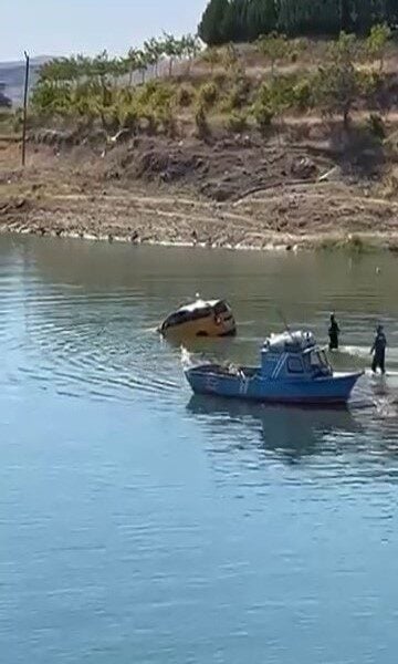 Elazığ'da E.B.'ye ait ticari taksi, feribot iskelesinde bir çocuk tarafından