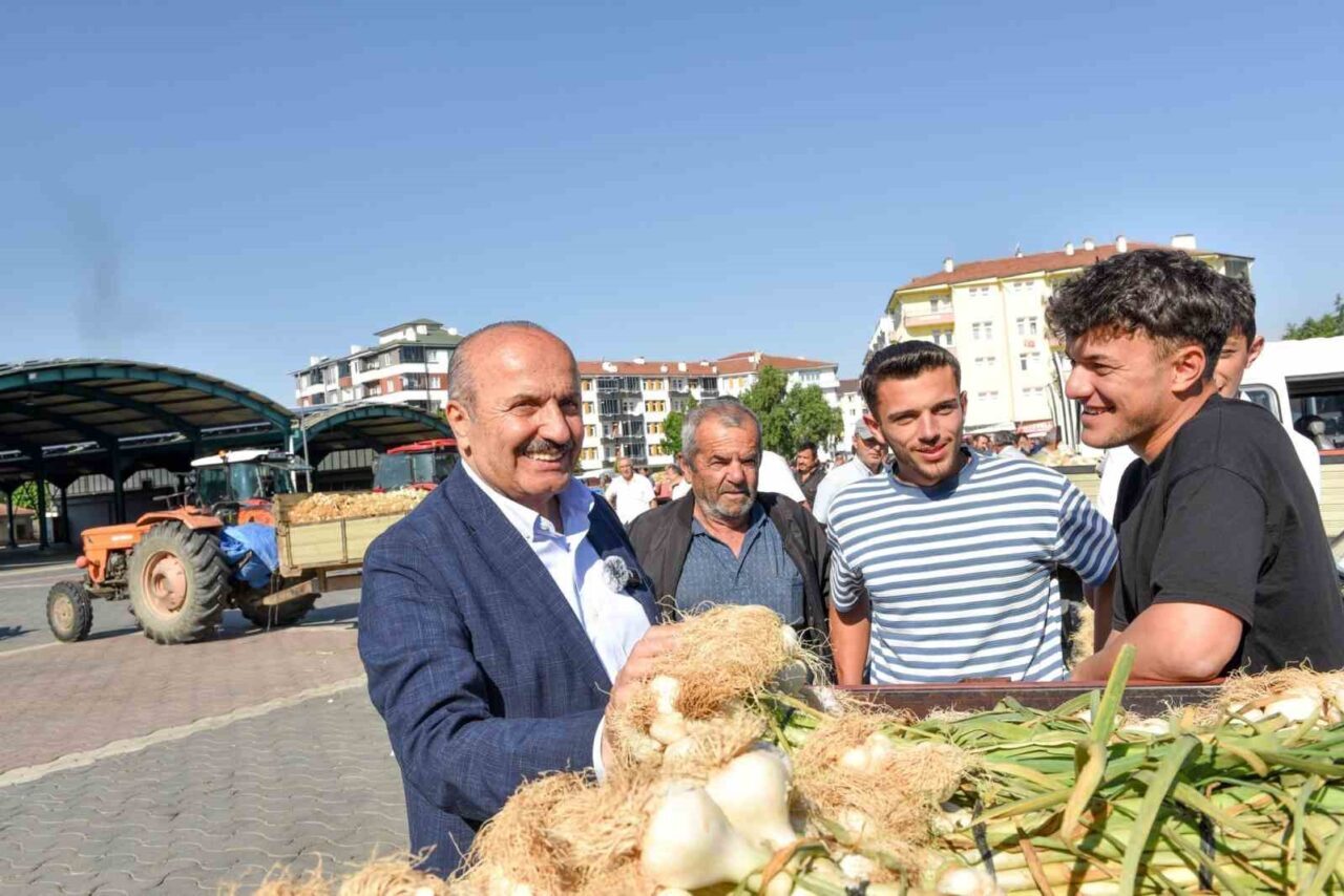 Kastamonu'nun Taşköprü ilçesinde coğrafi işaretli sarımsak için bir pazar açıldı.