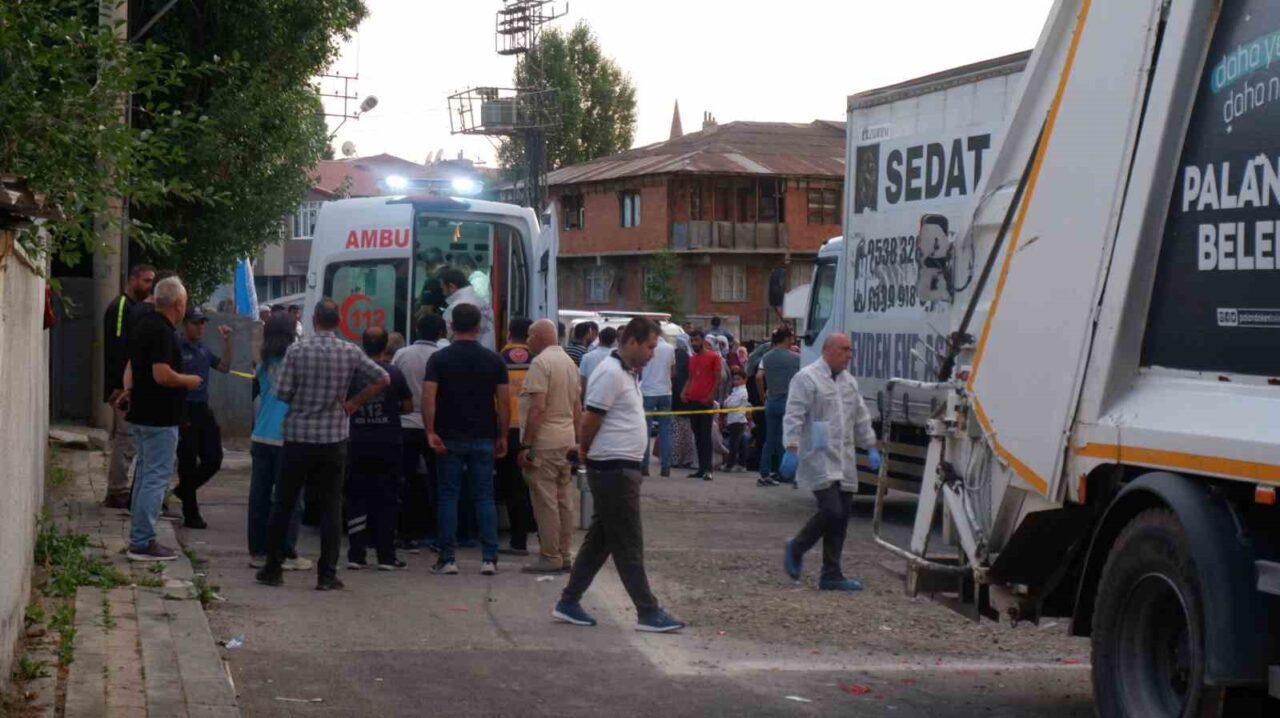 Erzurum'un Palandöken ilçesinde 4 yaşındaki Eyüp Yıldırım, sokakta oynarken çöp