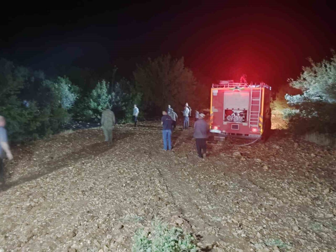 Adıyaman Besni'deki Tetirli Köyü'nde çıkan çöp yangını, rüzgarın etkisiyle ormanlık