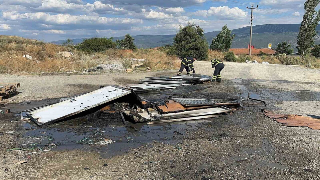 Kastamonu'nun Tosya ilçesindeki Yeni Küçük Sanayi Sitesi'nde çıkan çöp yangını,