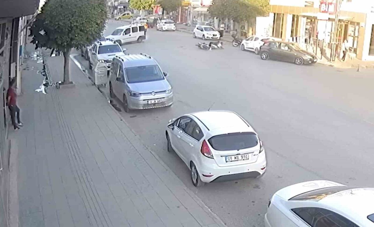 Çorum'un Alaca ilçesinde motosiklet ile hafif ticari aracın çarpışması sonucu