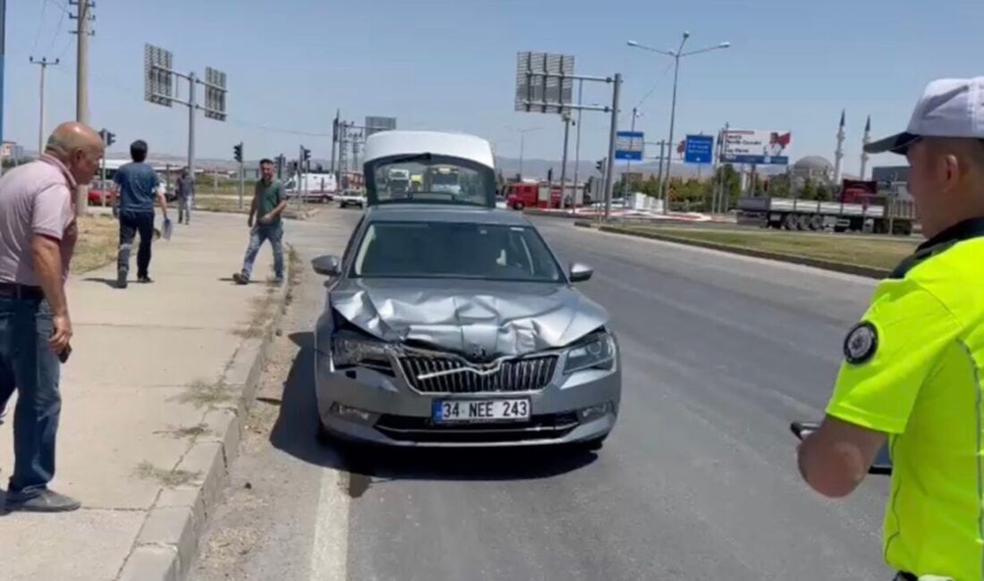 Çorum-Ankara karayolunda iki otomobilin çarpışması sonucu Tofaş marka araçta bulunan