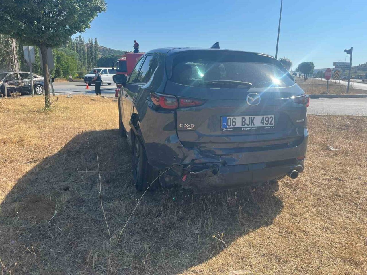 Çorum'un Sungurlu ilçesinde iki otomobilin çarpışması sonucu biri alev alan
