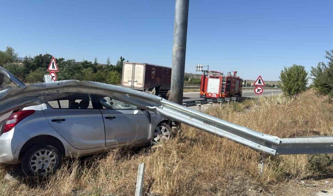 Çorum'un Sungurlu ilçesinde bir otomobilin yol ayrımındaki bariyerlere çarpması sonucu