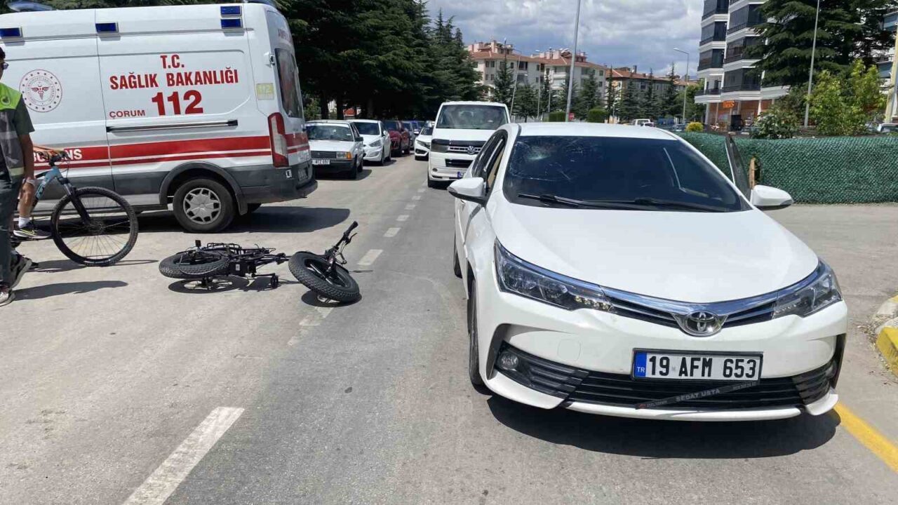 Çorum'un Üçtutlar Mahallesi'nde elektrikli bisiklet ile araç çarpıştı. 13 yaşındaki