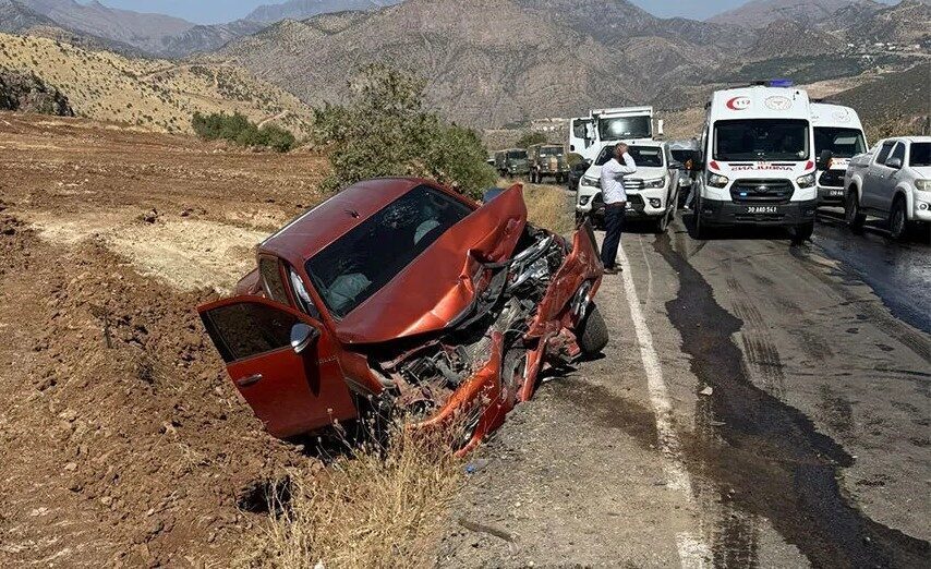 Hakkari’nin Çukurca ilçesinde gerçekleşen trafik kazasında iki hafif ticari araç