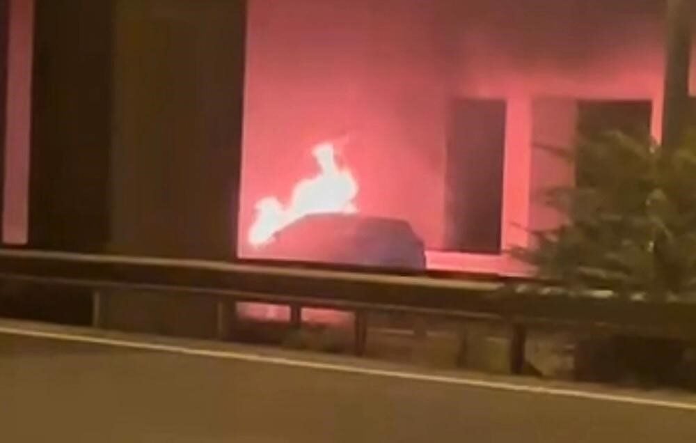 Sakarya’nın Akyazı ilçesinde D100 kara yolunda bir otomobil, çıkan yangın
