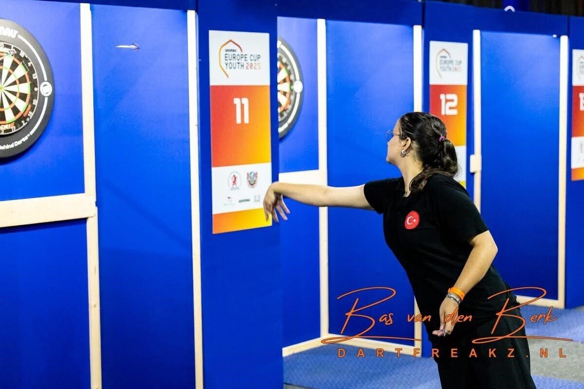 Denizlili sporcular Ayşegül Karagöz ve Ceylin Ataş, Hollanda'daki Dart Avrupa
