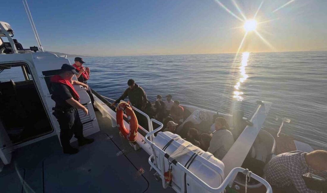 Muğla'nın Datça ilçesi açıklarında motor arızası nedeniyle sıkışan 15 düzensiz