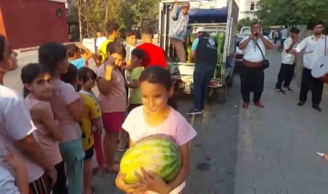 Gaziantep'in Nizip ilçesinde bir esnaf, yaz sıcaklarında vatandaşları şenlendirmek için