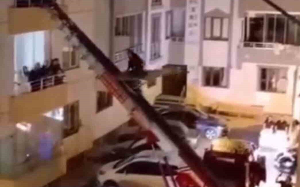 Elazığ'da düğün sonrası damat, "veda dayağı"ndan kaçmak için eve koştu.