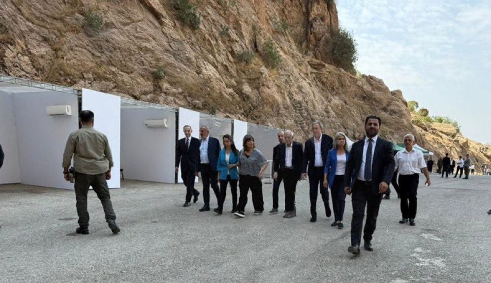 PKK, Abdullah Öcalan'ın açıklamalarının ardından Irak'ın Süleymaniye kentinde silah bırakma