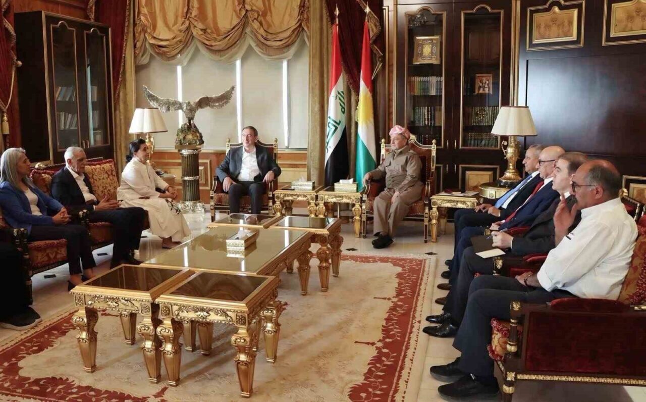 Kürdistan Demokratik Partisi Başkanı Mesut Barzani, DEM Parti heyetiyle görüşmesinde,