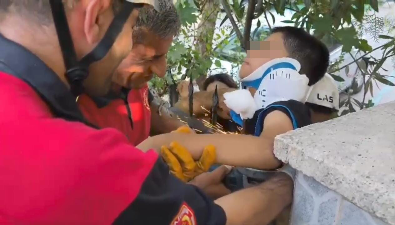 Şanlıurfa'nın Karaköprü ilçesinde 10 yaşındaki Halil Y., oyun oynarken tırmandığı
