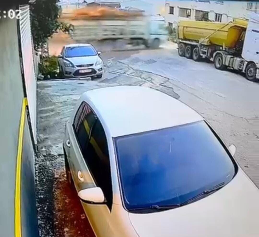 Hatay'ın Antakya ilçesinde, kontrolünü kaybeden M.T.'nin kullandığı demir yüklü kamyon