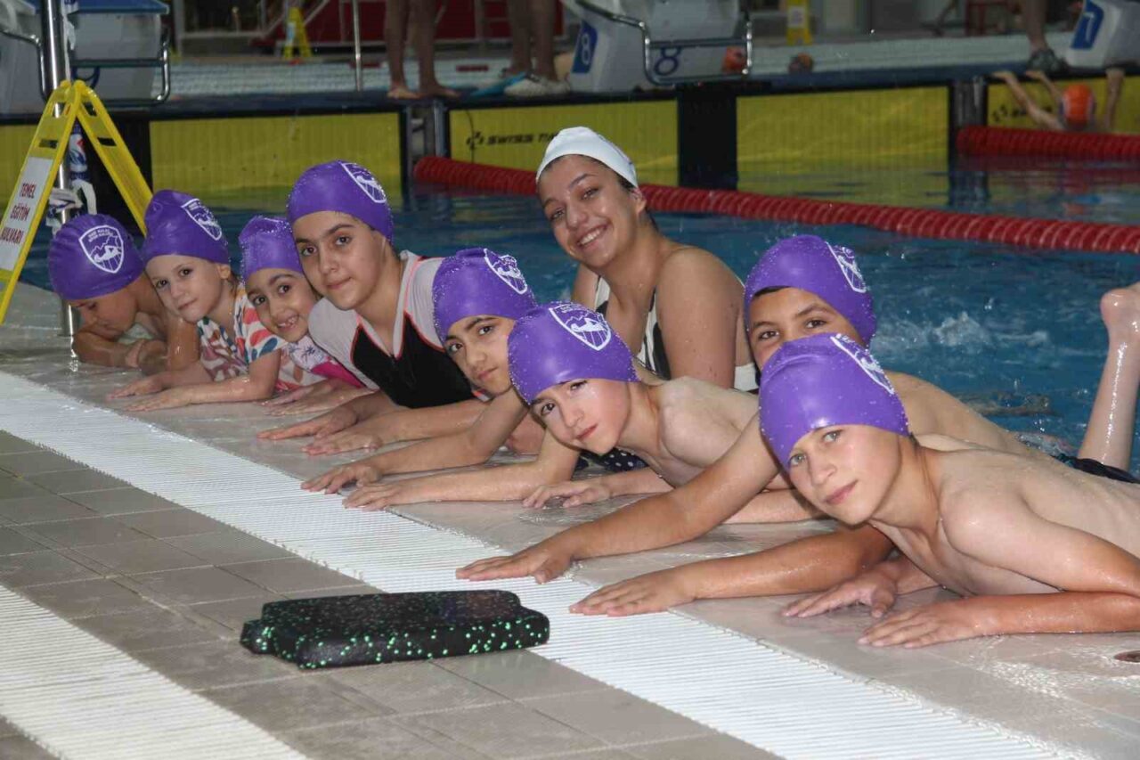Gaziantep’te Gençlik ve Spor Bakanlığı’nın "Yüzme Bilmeyen Kalmasın" projesi ile