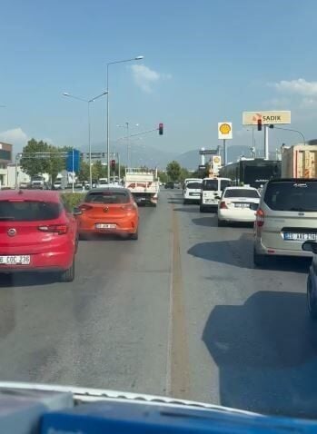 Denizli'de, ambulansın sirenini duyan sürücüler, yoğun trafik içinde 'Fermuar Sistemi'