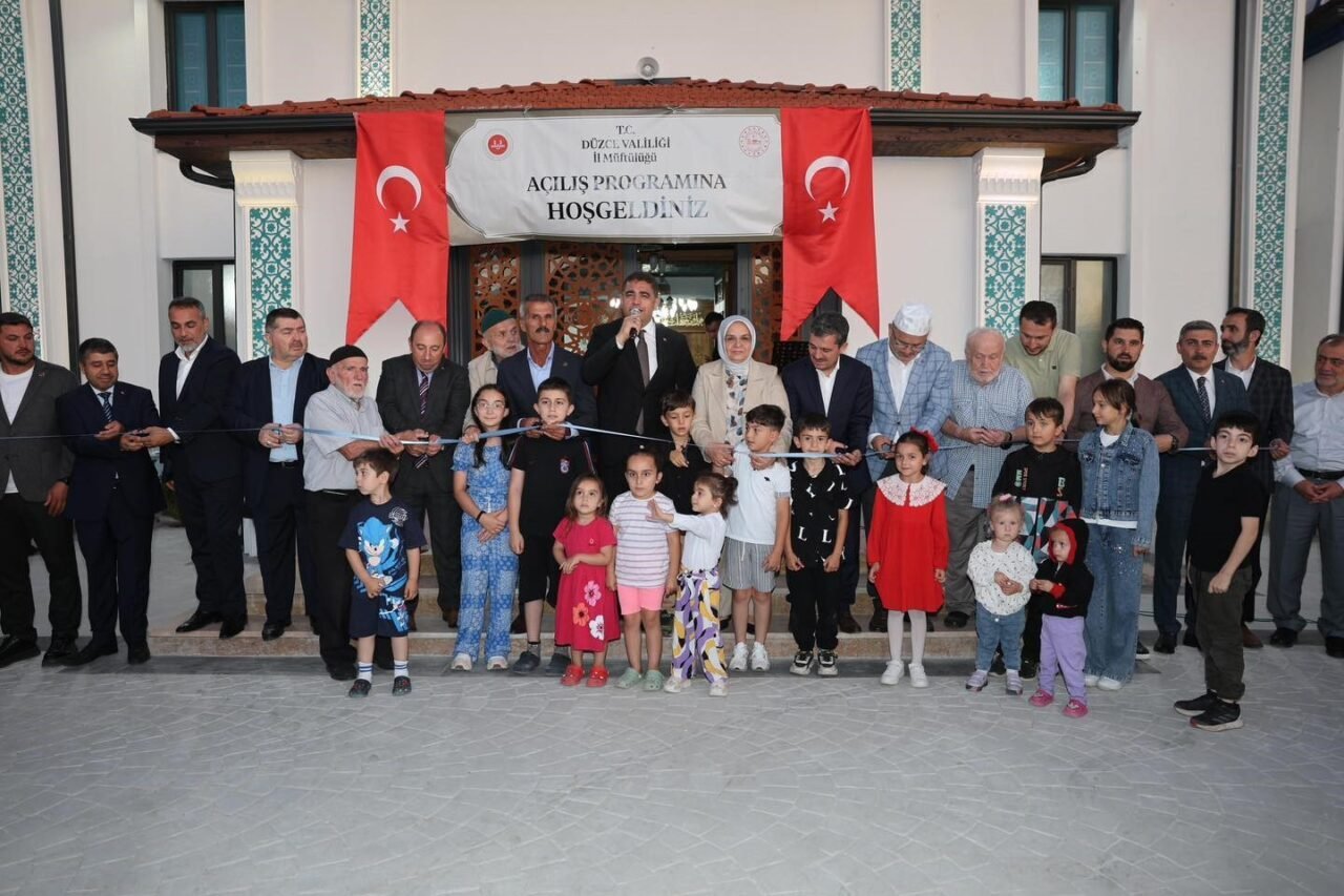 Düzce'de 23 Kasım 2022 depreminde yıkılan Yayakbaşı Köyü Camisi, hayırseverlerin