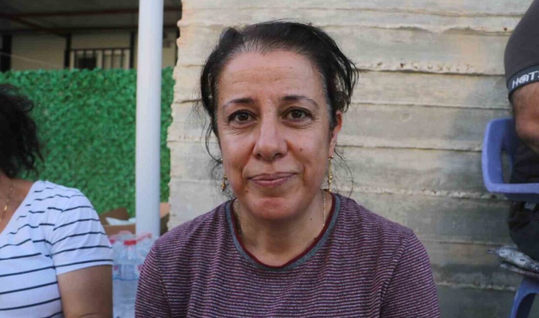 Hatay'ın Antakya ilçesinde, Serap Köse'nin evi depremin ardından yangın tehlikesiyle