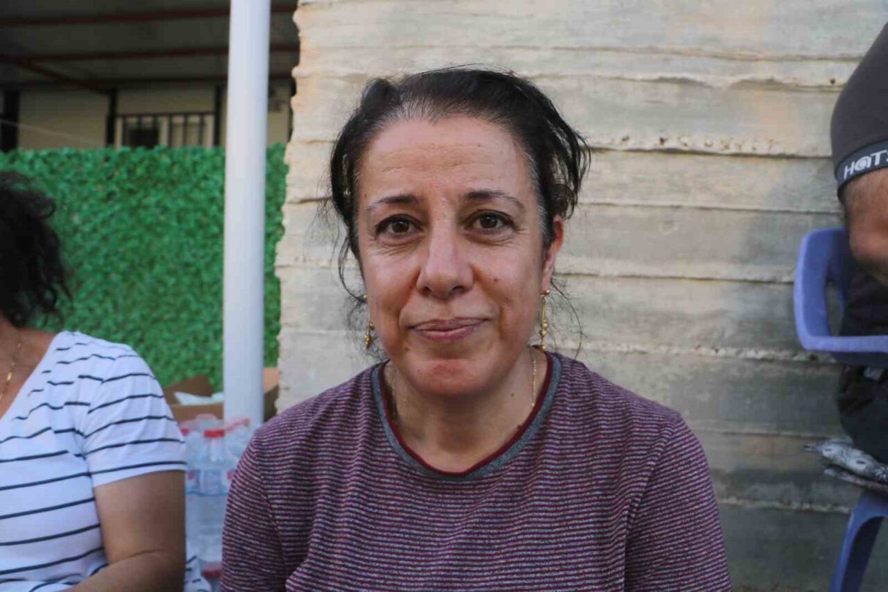 Hatay'ın Antakya ilçesinde, Serap Köse'nin evi depremin ardından yangın tehlikesiyle