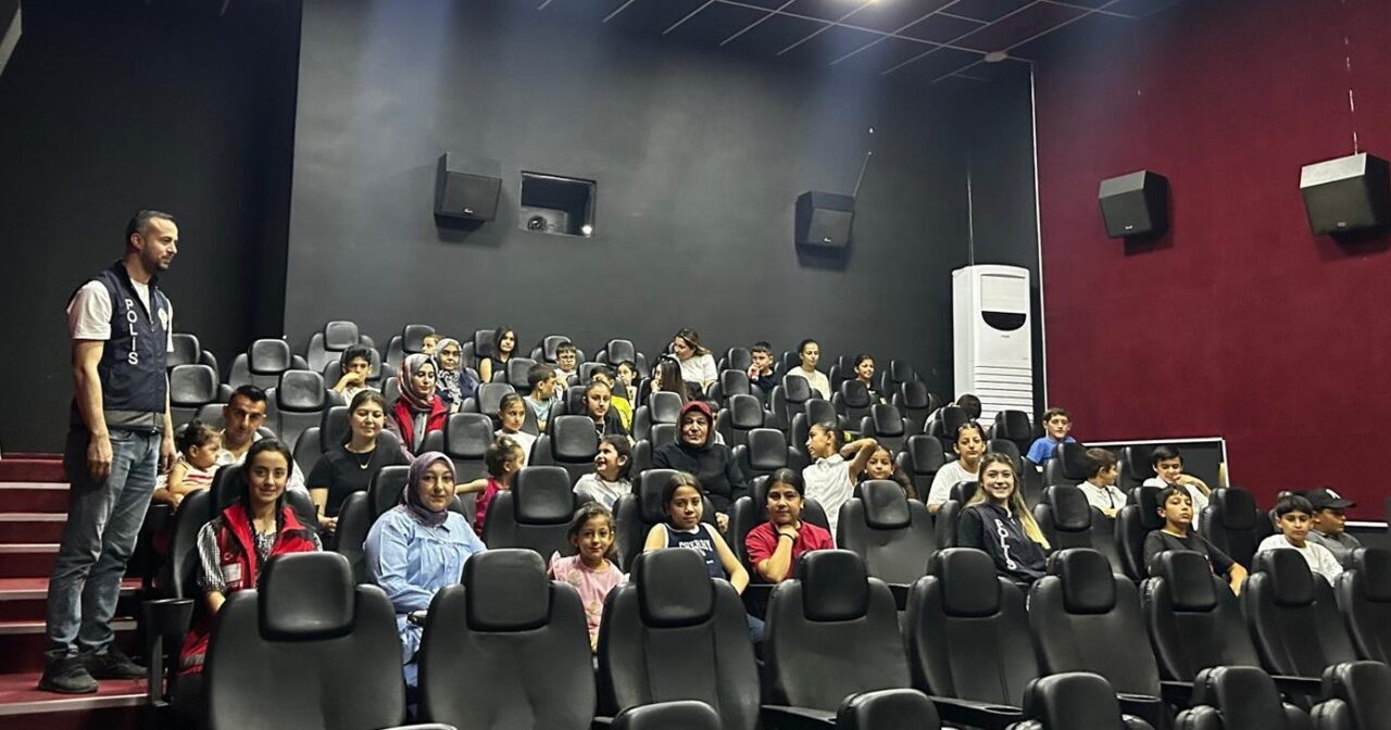 Adıyaman Besni İlçe Emniyet Müdürlüğü, depremzede çocuklar ve emniyet personeli