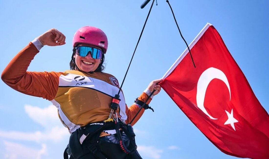 Fenerbahçeli yelkenci Derin Deniz Sorguç, İtalya'da düzenlenen Formula Kite Gençler