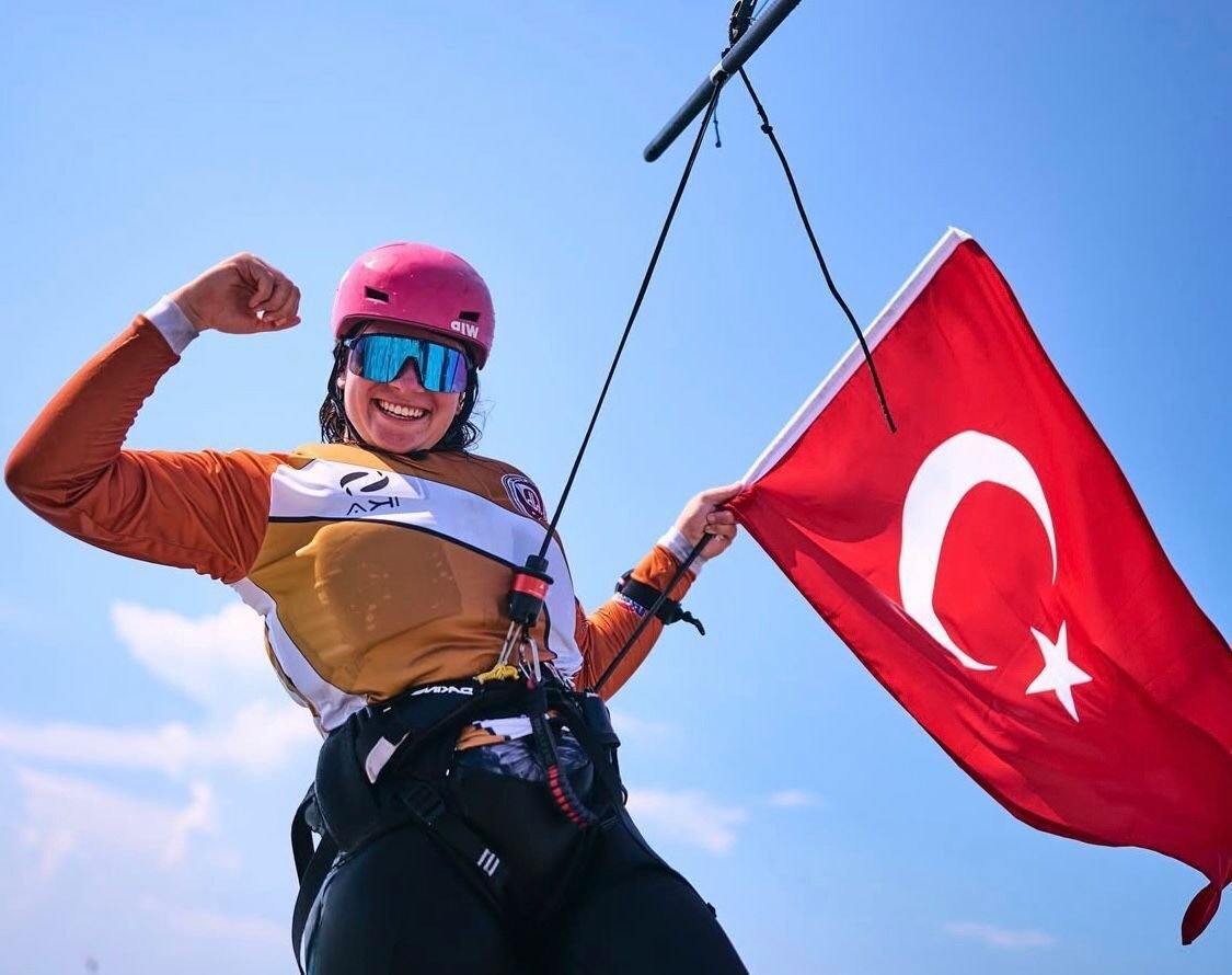 Fenerbahçeli yelkenci Derin Deniz Sorguç, İtalya'da düzenlenen Formula Kite Gençler